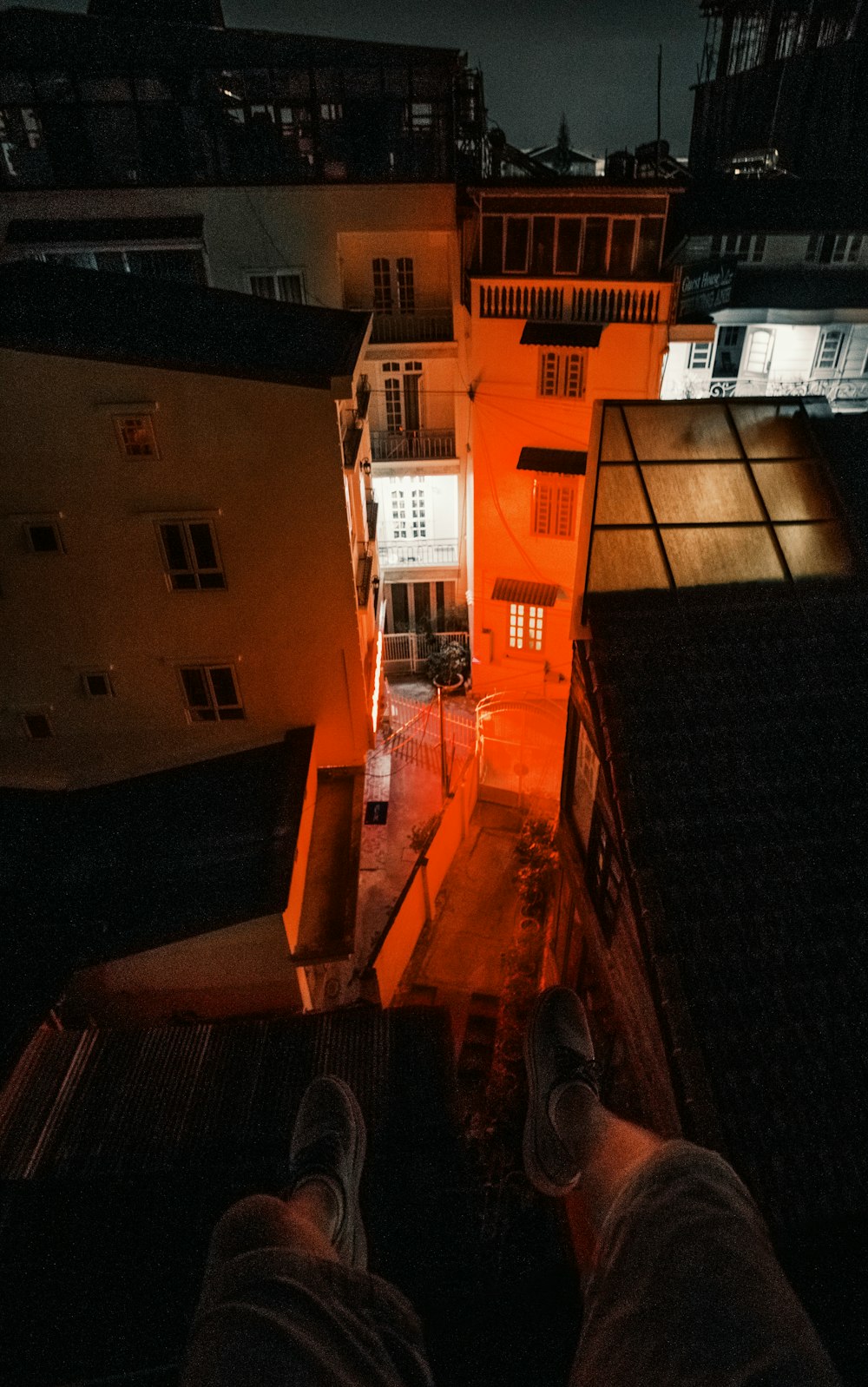 eine Person, die nachts auf einem Dach steht