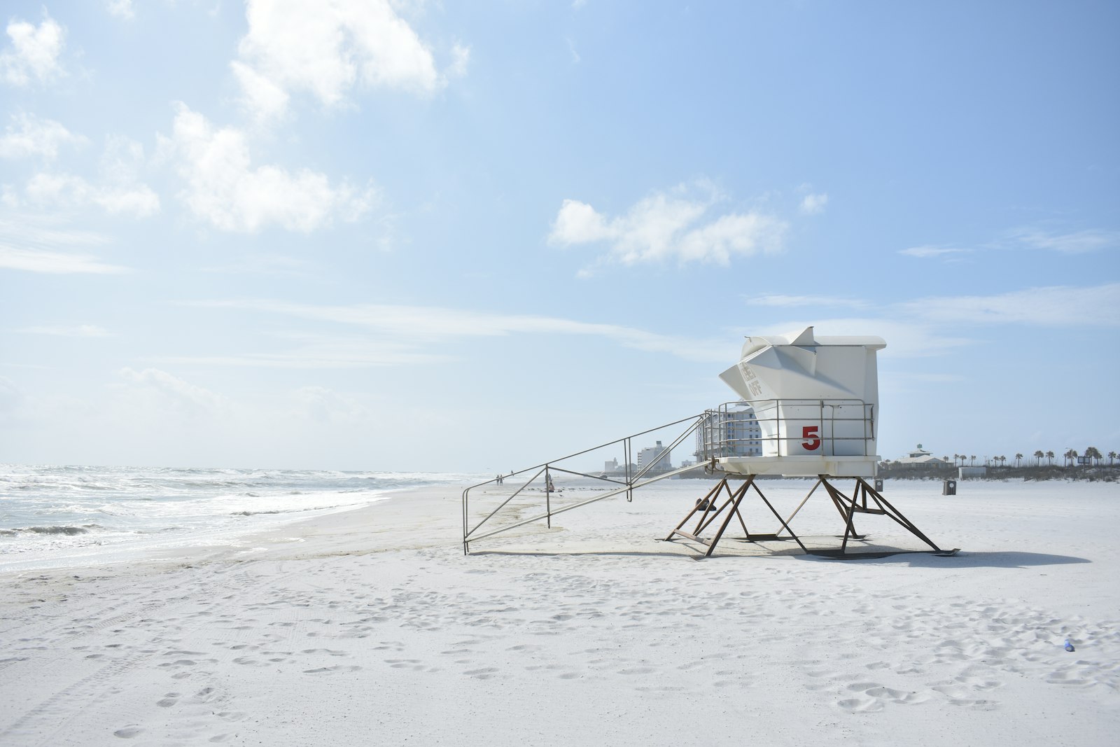 Nikon D3400 + Nikon AF-S DX Nikkor 18-55mm F3.5-5.6G II sample photo. White life guard house photography