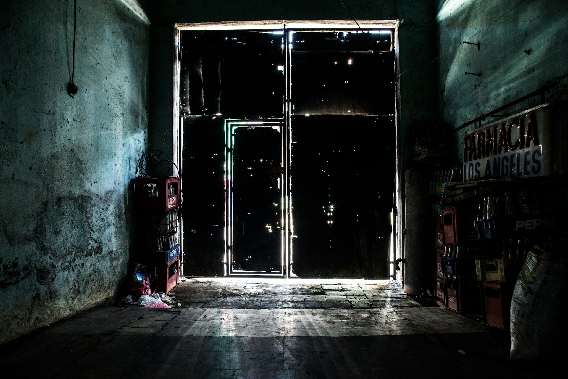 gray computer monitor