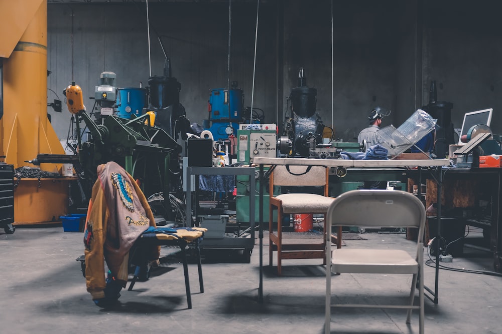 foto de máquinas industriais perto da mesa