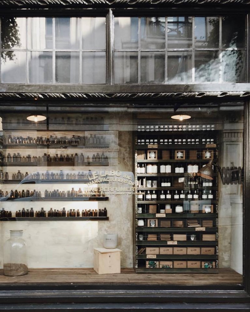 Interior de magazin cu rafturi și flacoane de parfum