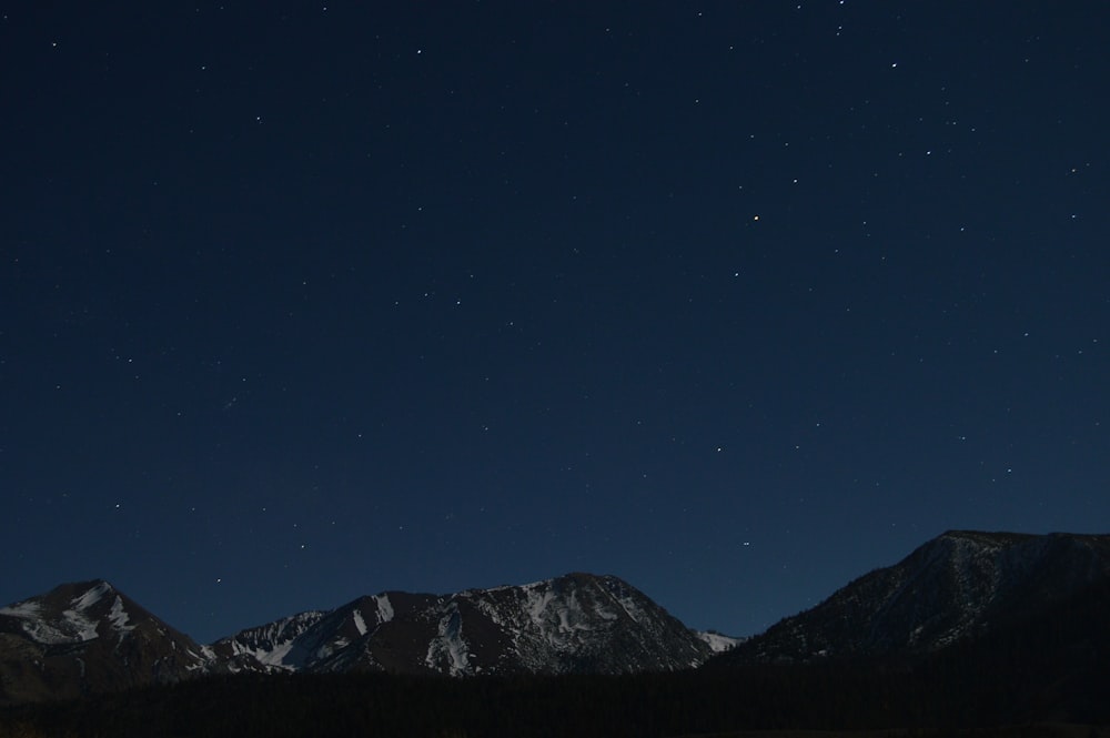 Fotografía de paisaje de montaña por la noche