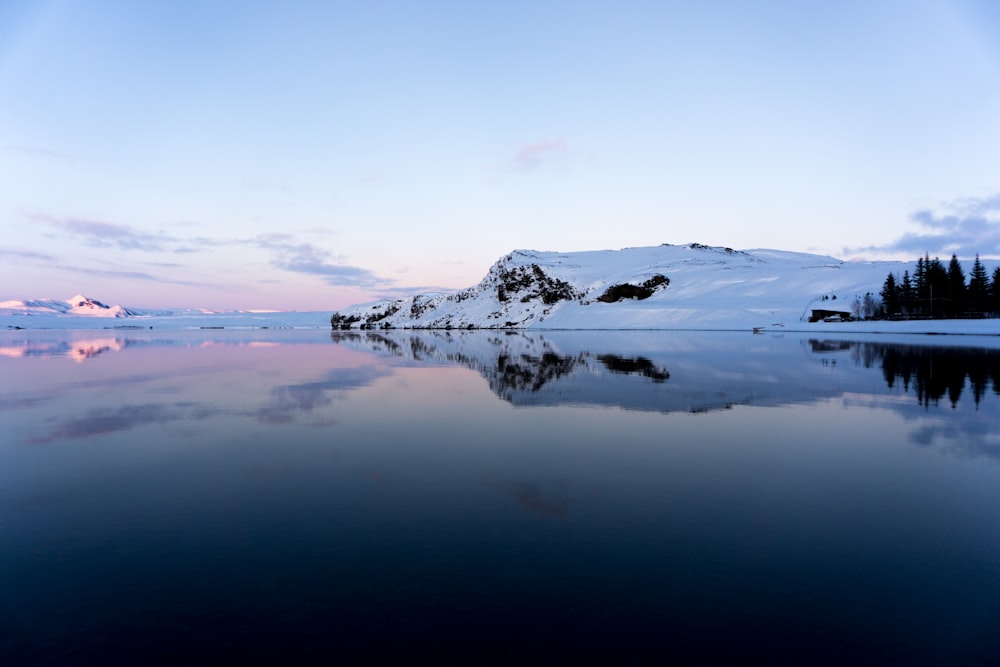 foto grandangolare dello specchio d'acqua sotto il cielo blu