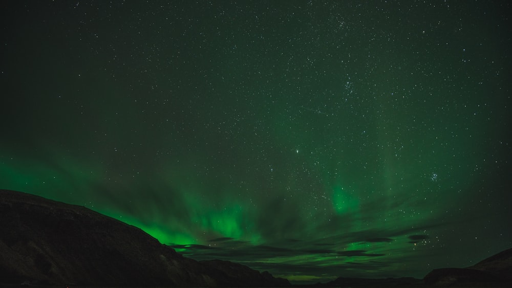 green aurora borealis phenomenon