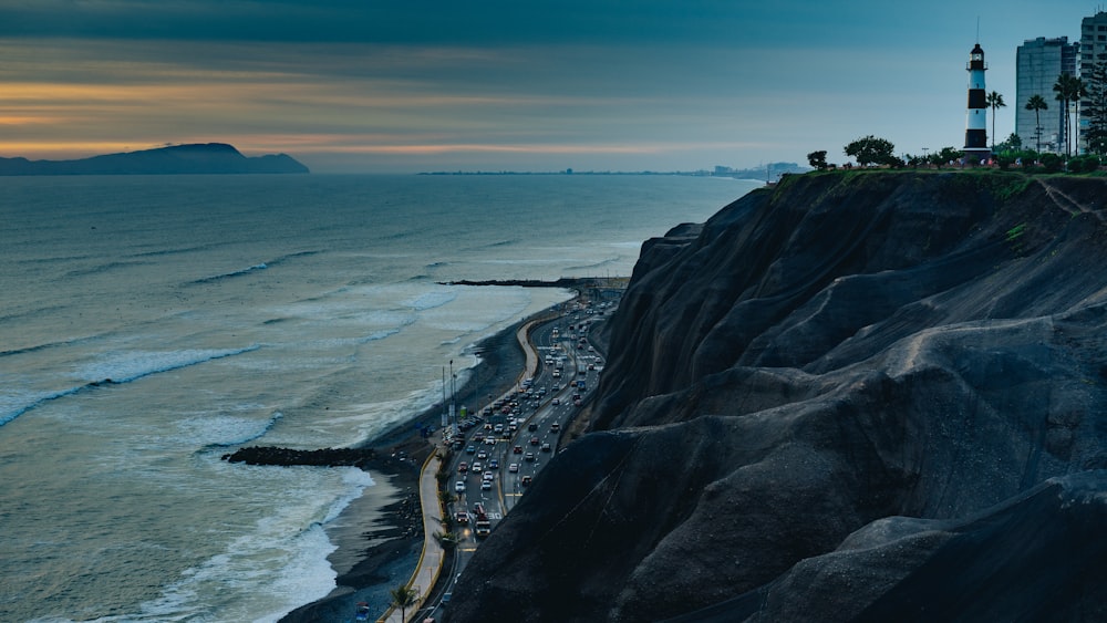 Fotografia panorâmica de veículo na estrada ao lado do corpo d'água