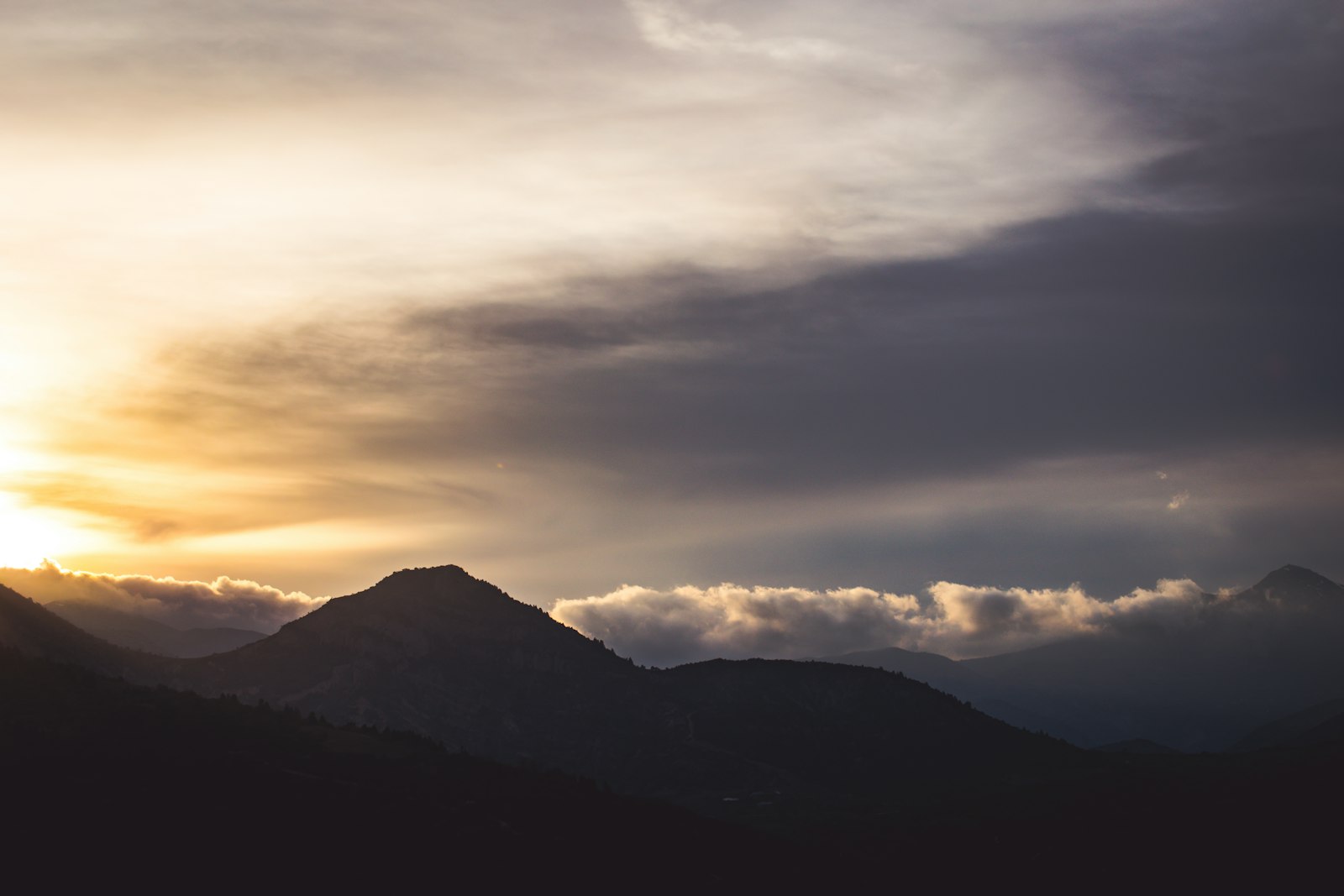 Nikon D5500 + Nikon AF-S DX Nikkor 18-55mm F3.5-5.6G II sample photo. Silhouette of mountain under photography