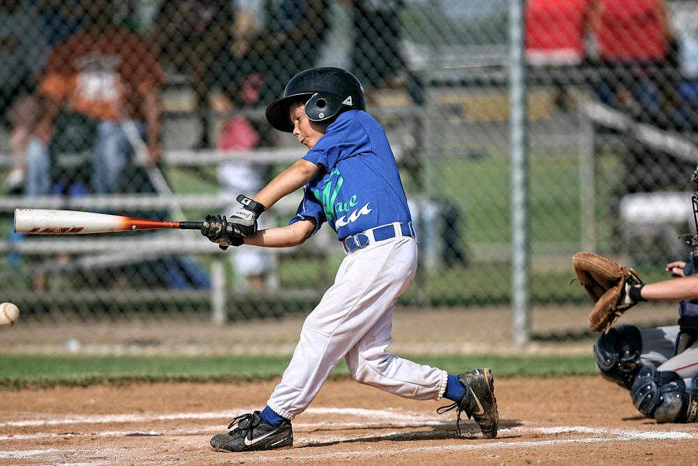 Junge spielt Baseball