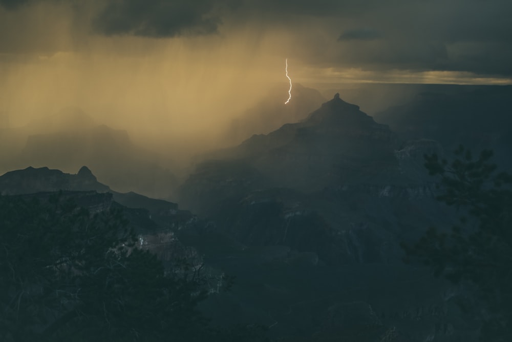 fotografia di paesaggio di montagne