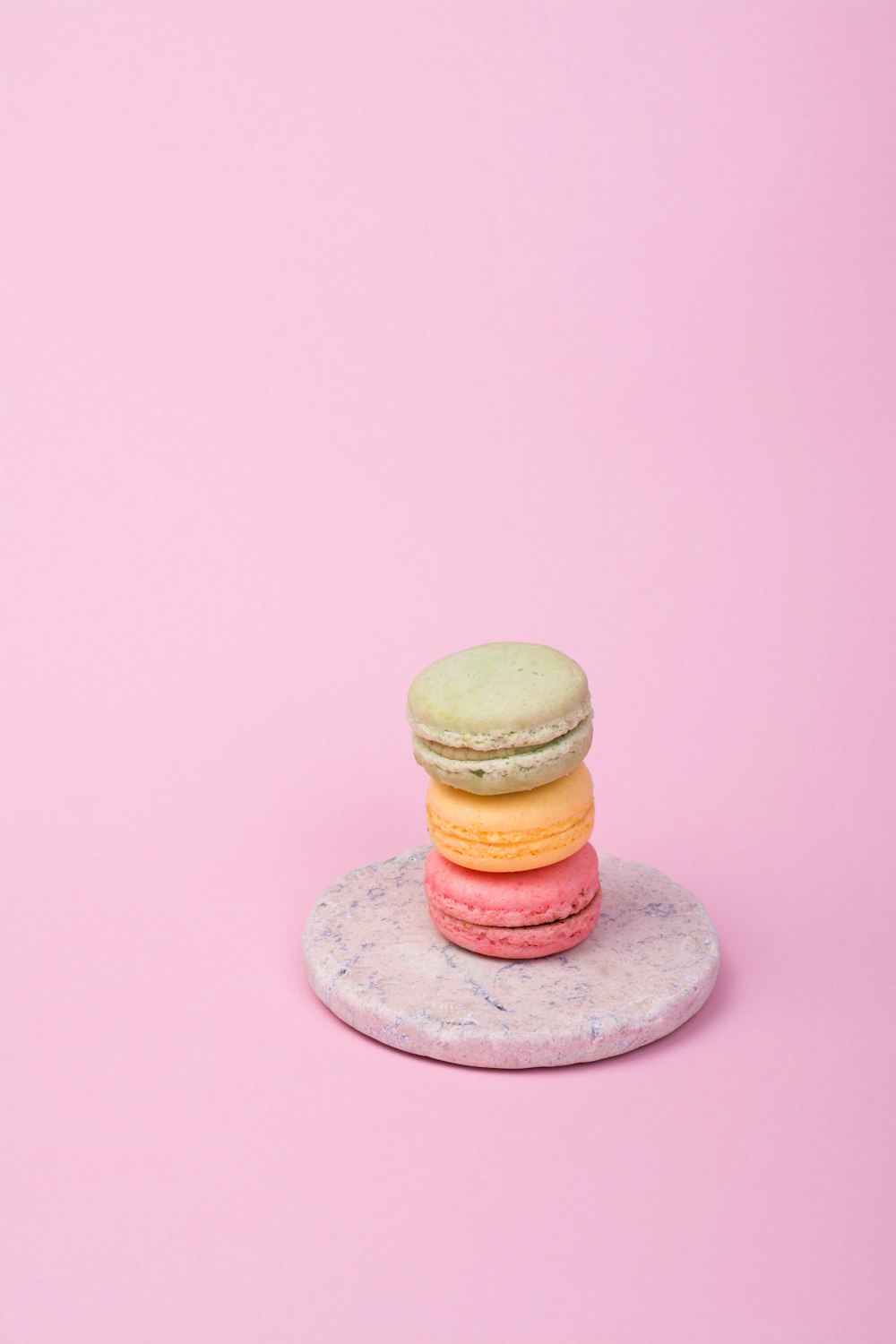 trois macarons français à l’assiette