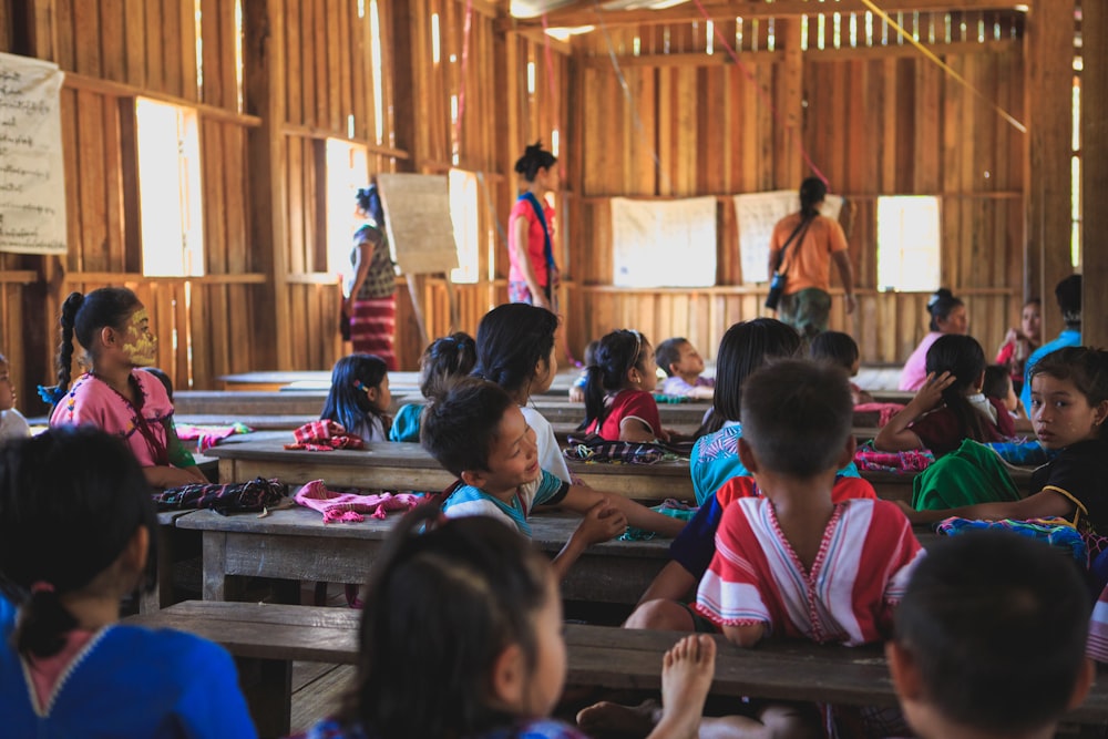 gruppo di bambini sulla scuola con l'insegnante che insegna