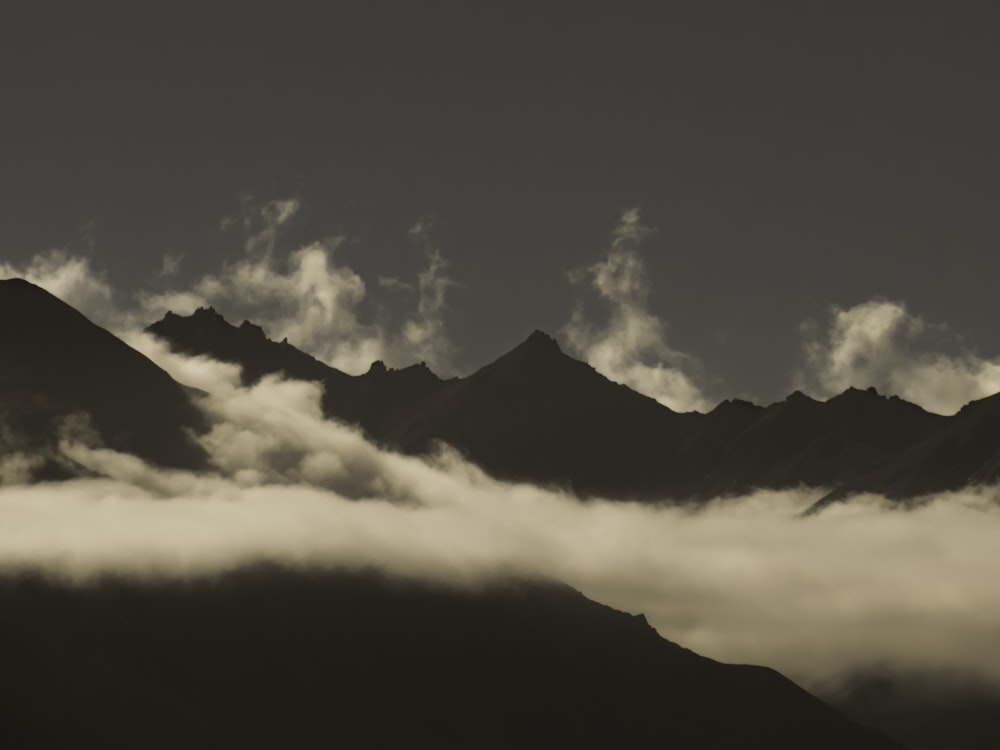 montagnes entourées d’une mer de nuages pendant la journée