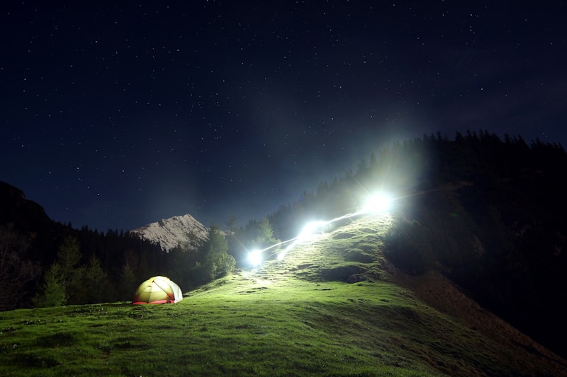 Zelt auf einer Wiese mit Blick auf Berge