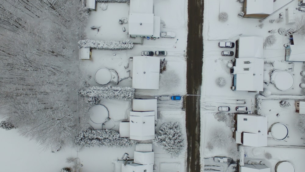 Fotografía a vista de pájaro de una zona residencial cubierta de nieve