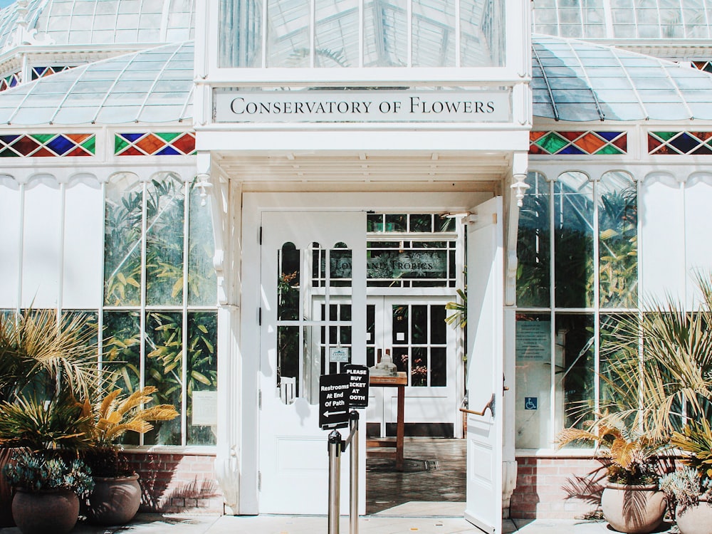 edificio blanco del Conservatorio de las Flores