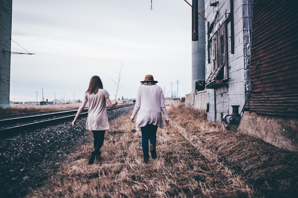 foto di due persone che camminano lungo la ferrovia