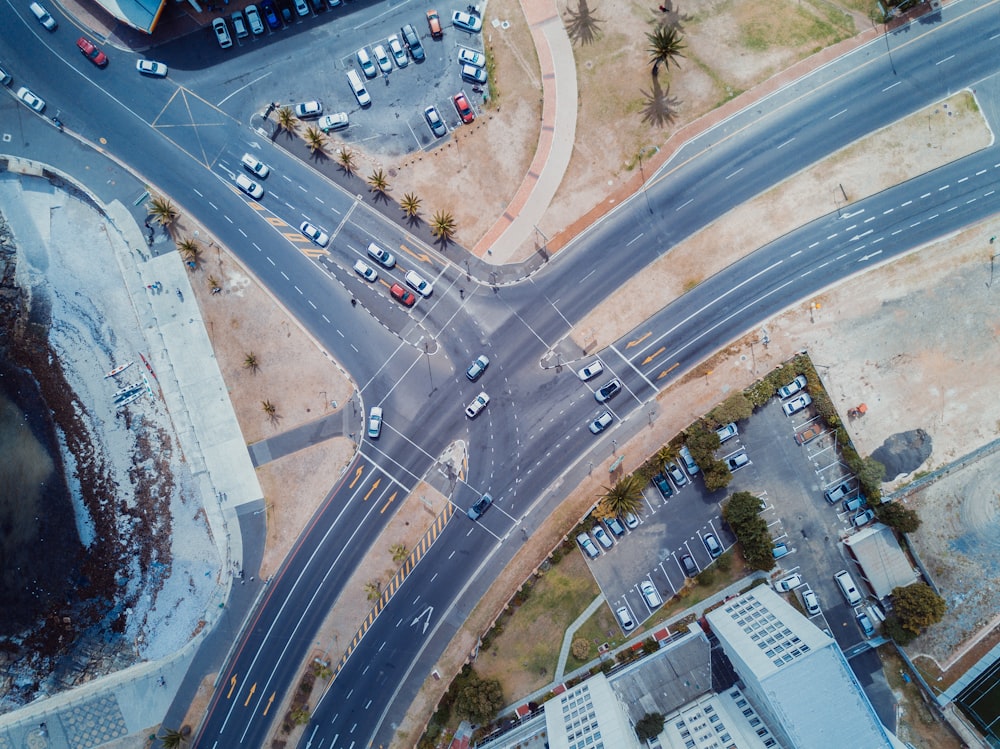 Fotografía aérea de carretera vehicular