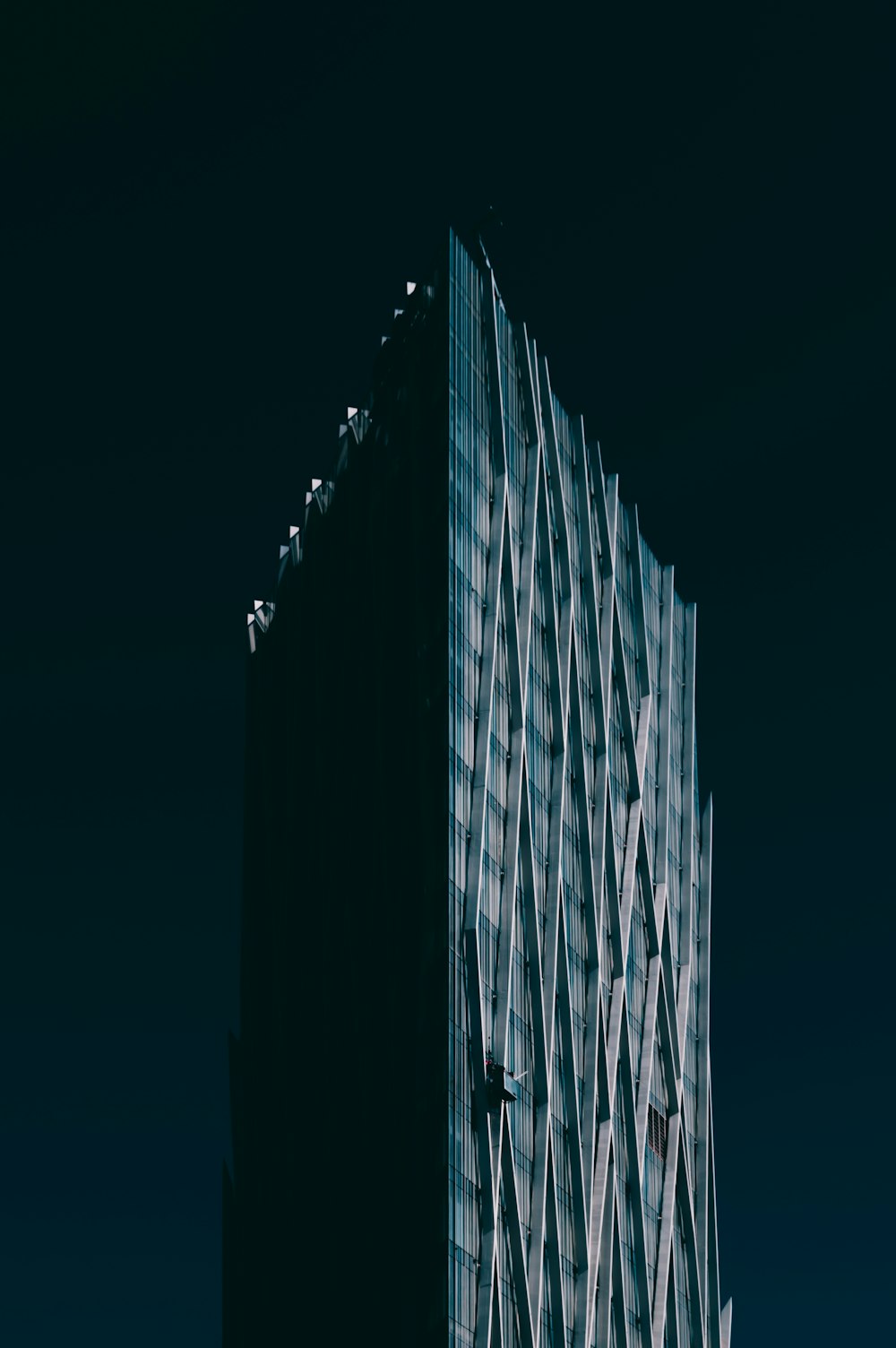 灰色の高層ビル