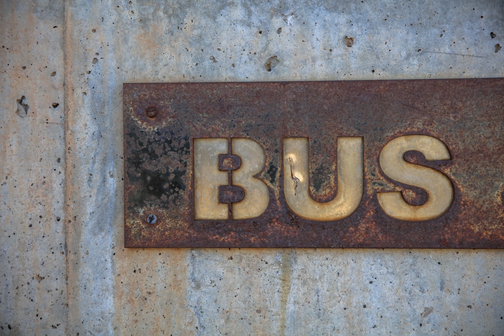 Sinalização de ônibus marrom instalada na parede