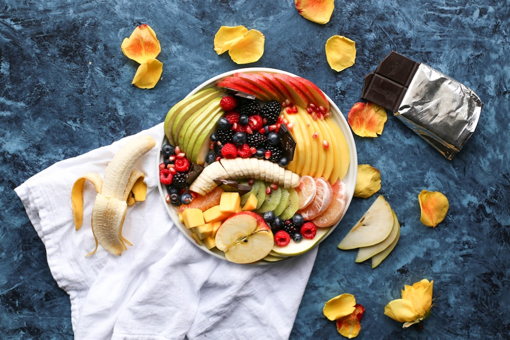 cuenco de frutas en rodajas sobre textil blanco