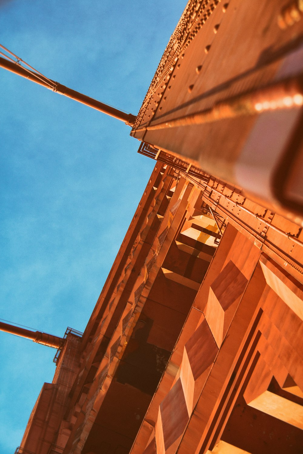fotografia ad angolo basso di un edificio in legno sotto il cielo blu