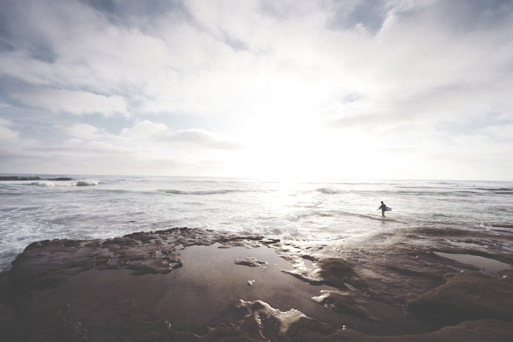 Fotografía de paisaje de la orilla del mar