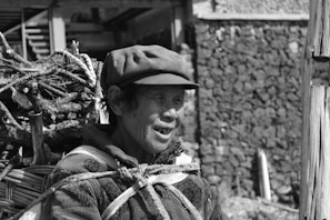 A marveh latzama volunteer helping an elderly person carry supplies home