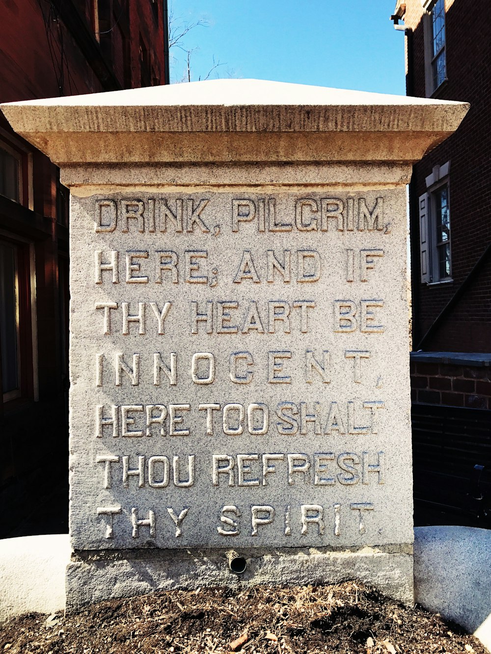 Un monumento de piedra con un poema escrito en él