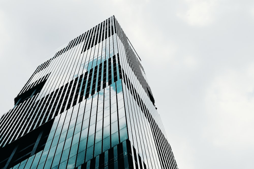 Foto de ángulo bajo de un edificio de gran altura