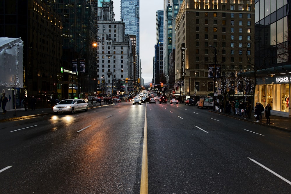 auto sulla strada di cemento grigia durante il giorno