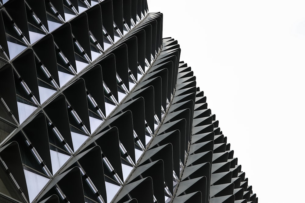 Foto em preto e branco do céu claro e da arquitetura moderna do edifício futurista em Adelaide