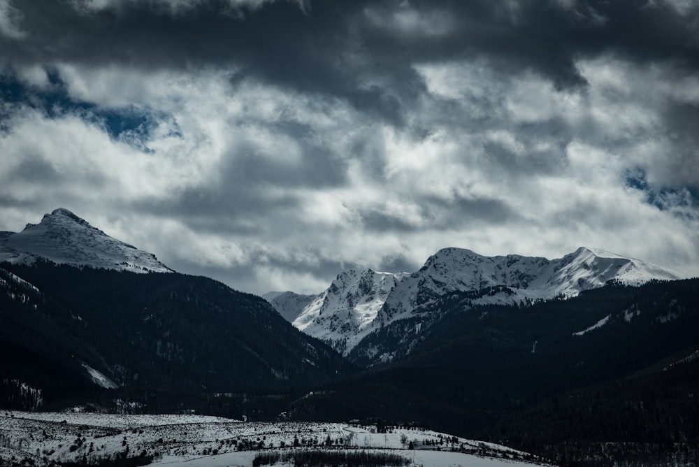 Photographie en niveaux de gris des montagnes