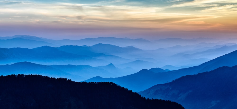 silhouette di montagne coperte da nebbie all'orizzonte