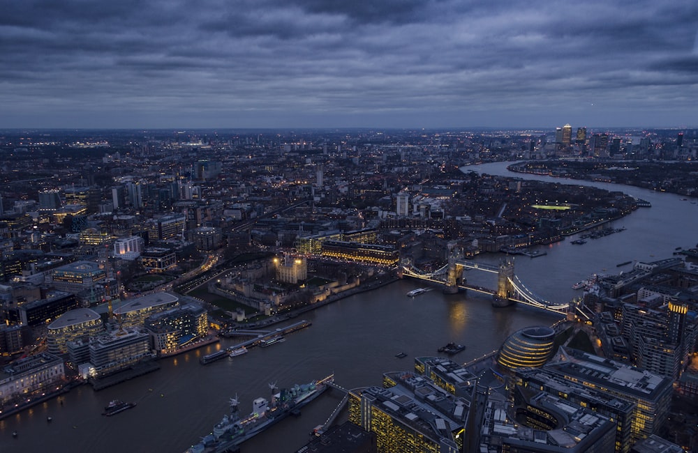 Fotografía aérea de edificios de la ciudad