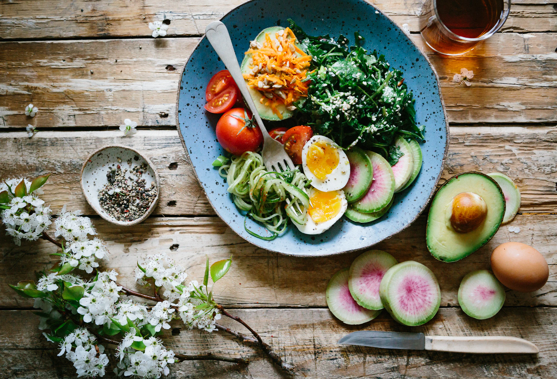 Assiette de légumes et de céréales servie sur une table en bois