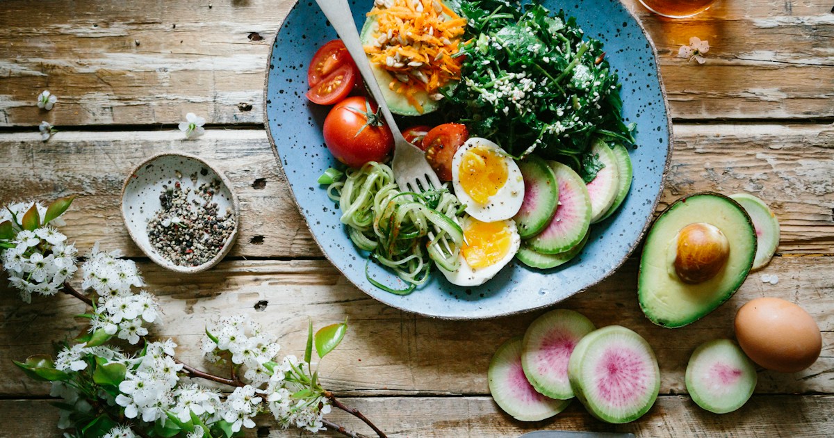 What to Eat to Lose Belly Fat 2026 — Food Identifier Healthy flat belly foods including avocado salmon eggs Greek yogurt and leafy greens for weight loss