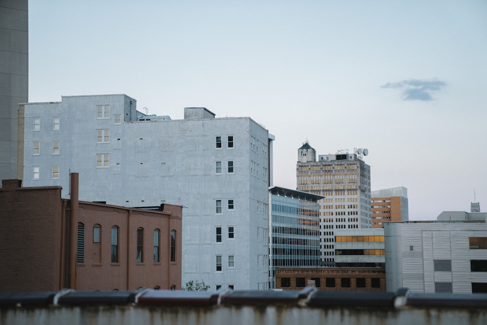 Fotografía de paisaje de edificios de hormigón blanco y marrón bajo cielo nublado