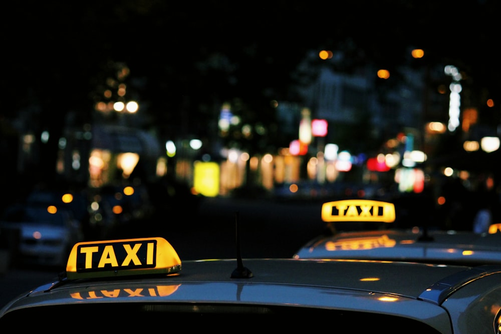 Flachfokusfotografie von Taxi-Schildern