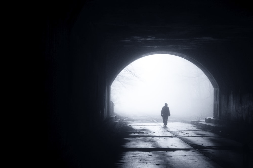silhouette d’une personne sortant du tunnel pendant la journée