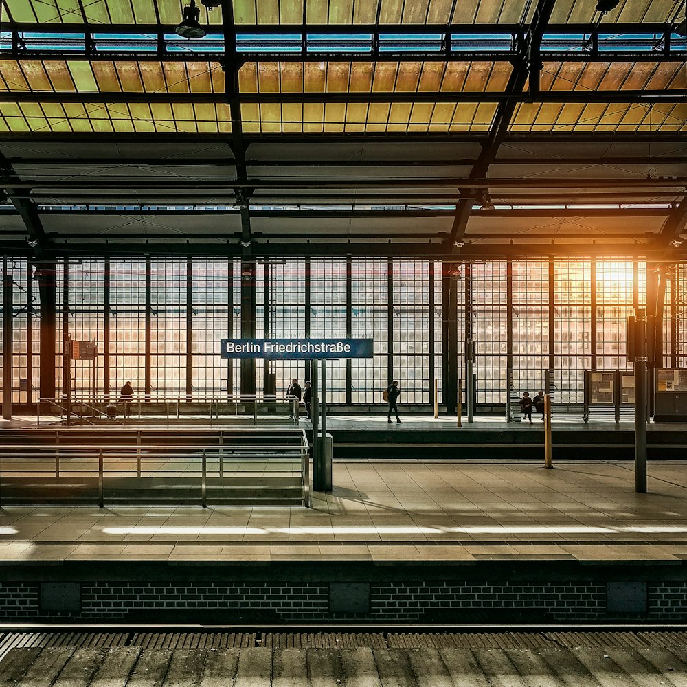 Menschen, die während der goldenen Stunde im Bahnhof stehen