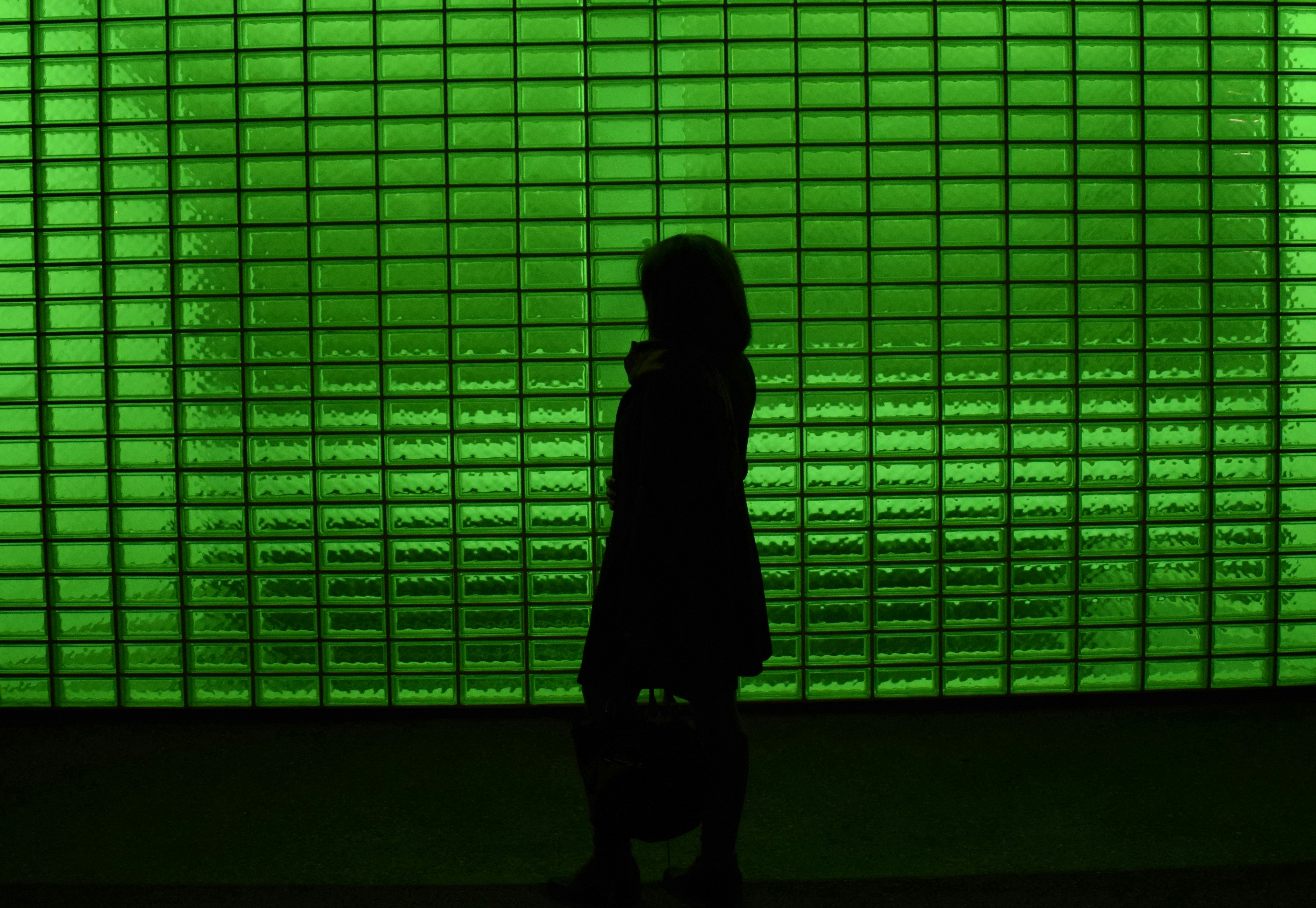 디지털 방식으로 새 배경으로 교체되는 녹색 화면 앞에 서 있는 사람