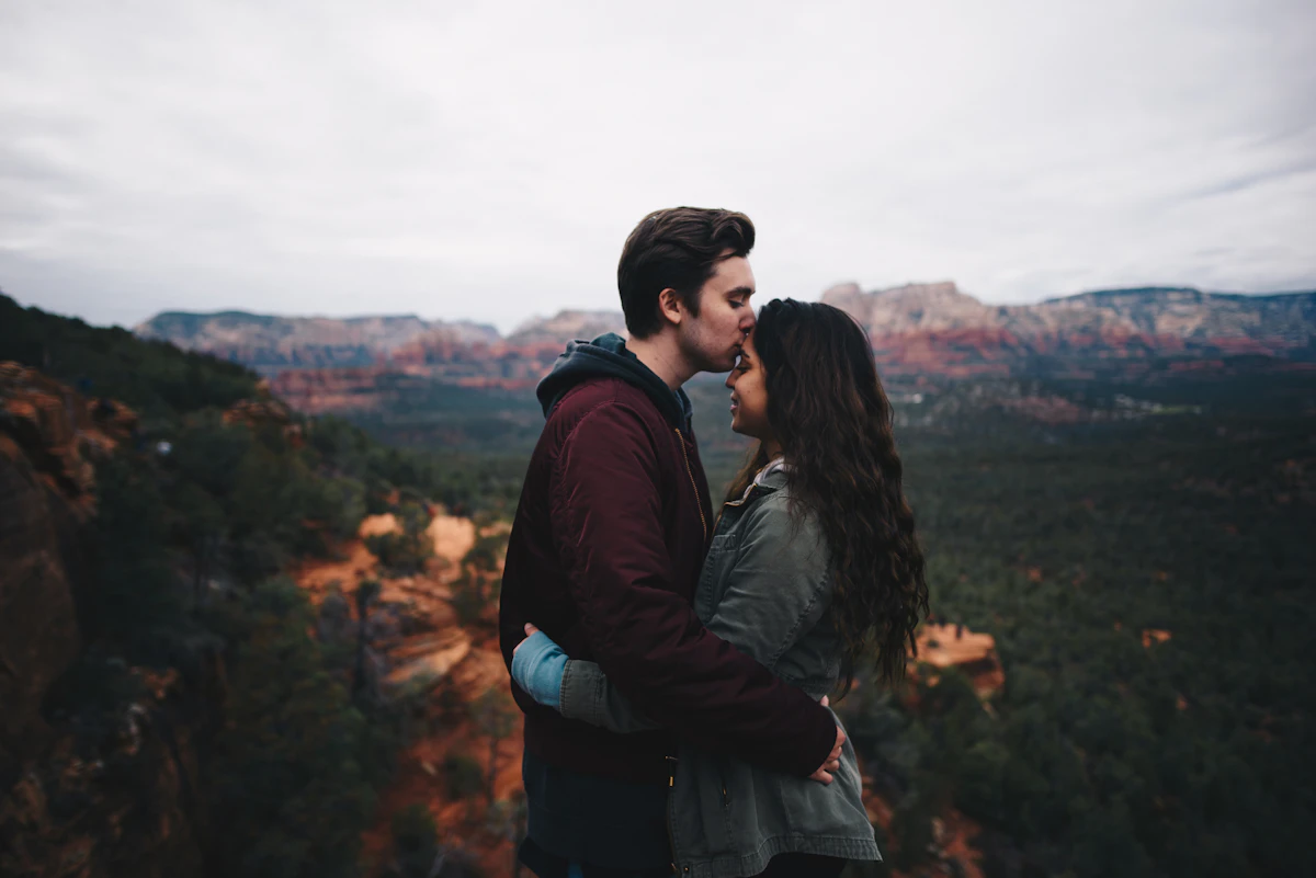 Un couple enlacé dans un paysage de montagne