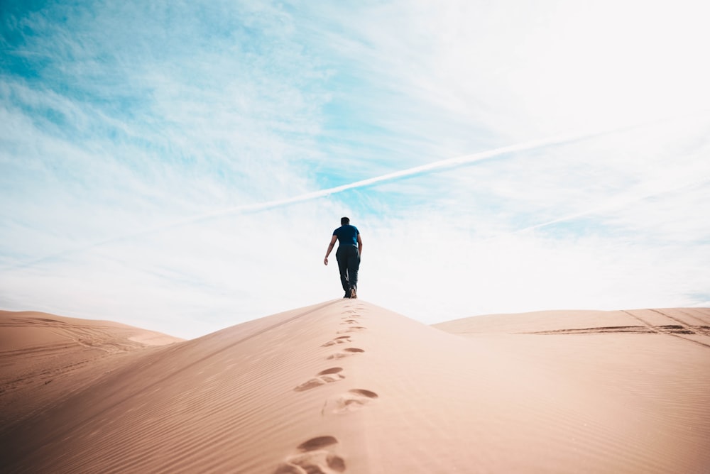 uomo che cammina sul deserto