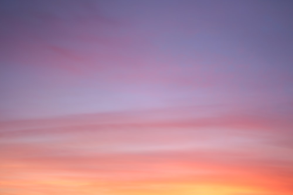 rosa, gelb und lila bewölkter Himmel