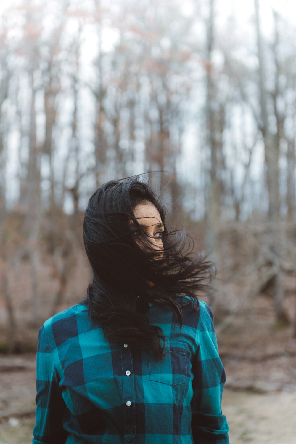 mulher em pé ao ar livre durante o dia