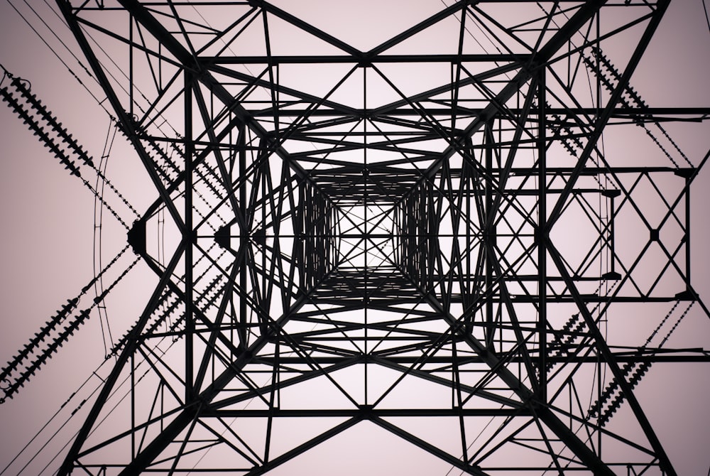 Torre elétrica preta