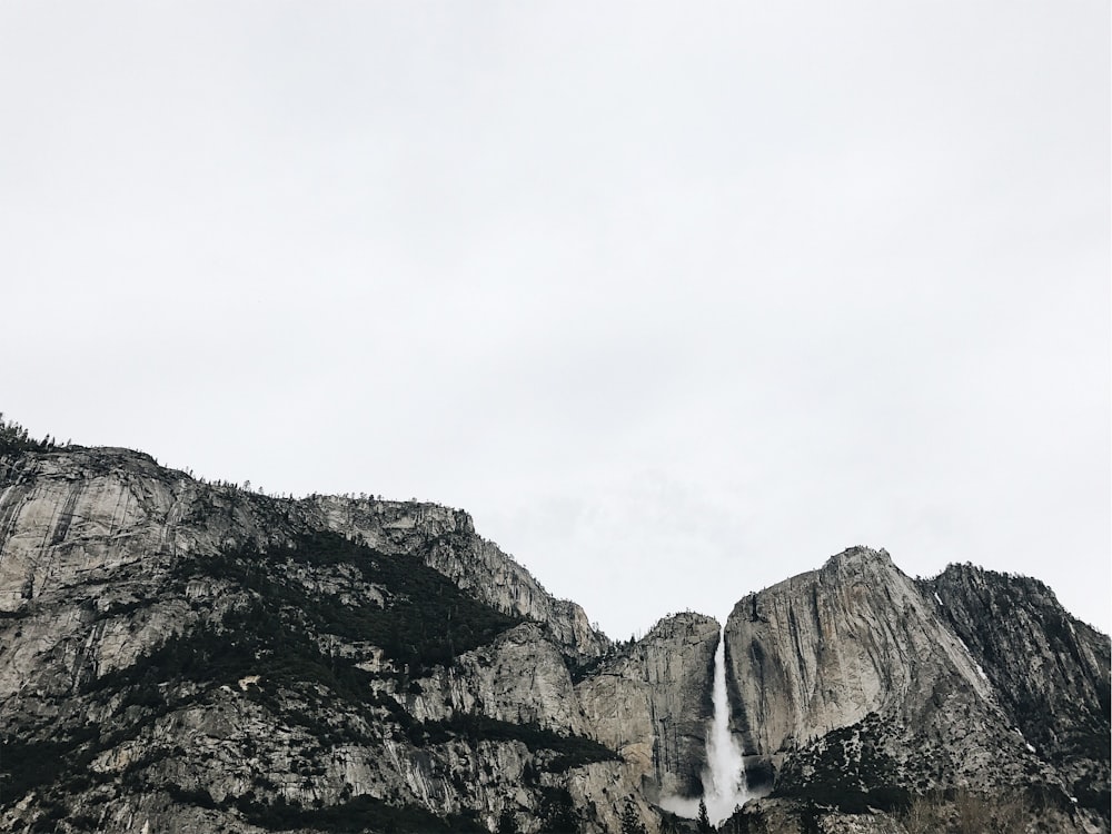 cascades sous ciel blanc