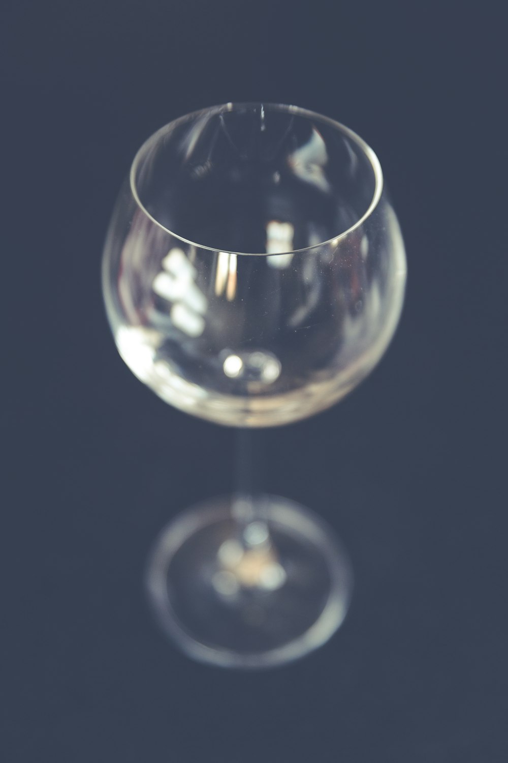 copa de vino transparente de tallo largo