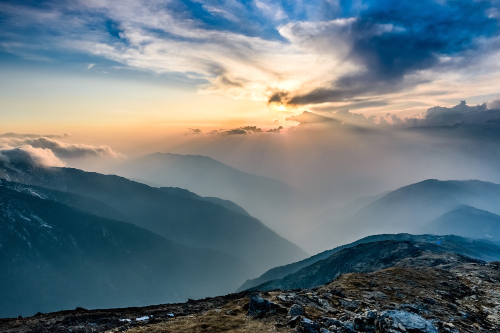 Tagsüber nebelverhangene Berge