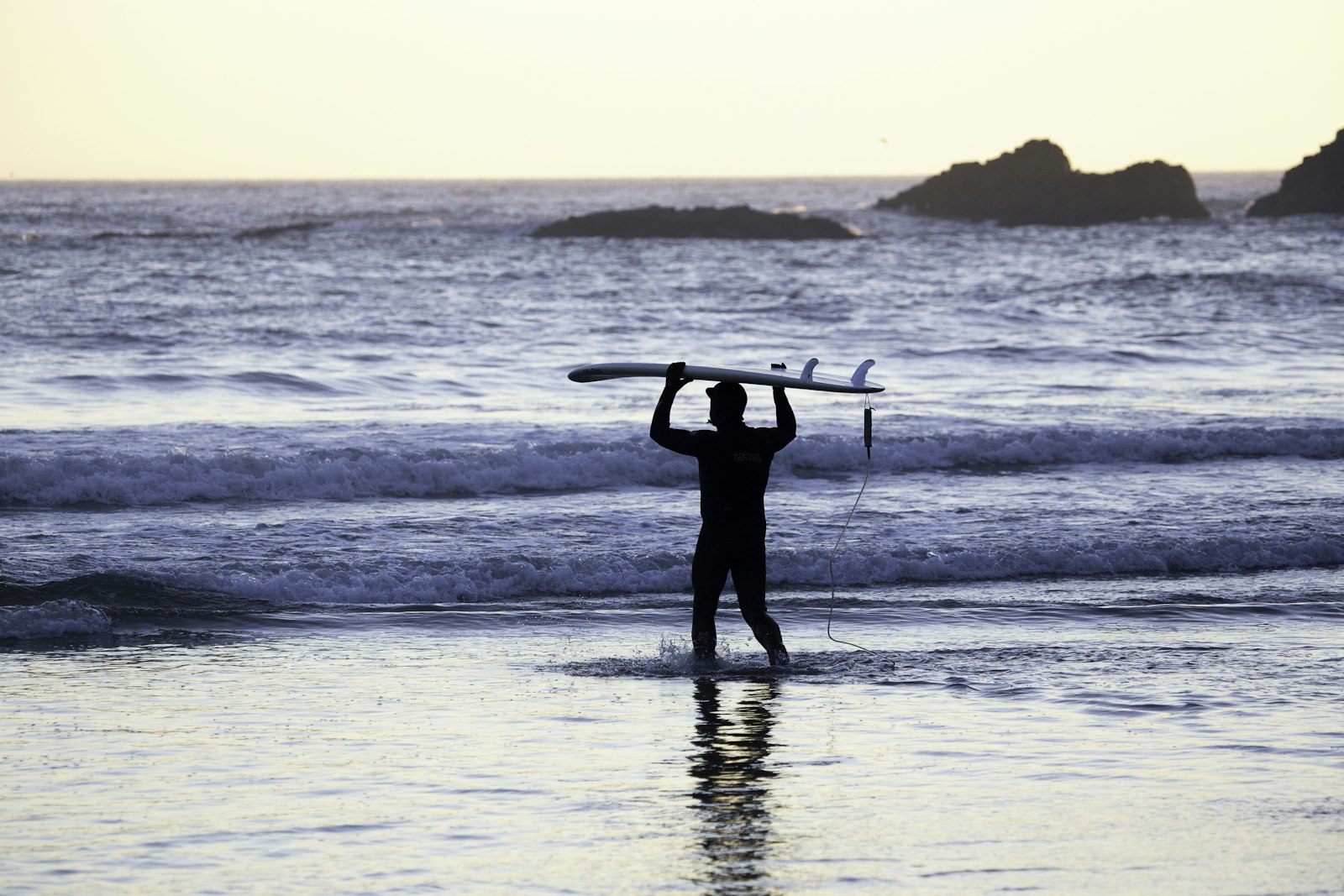 Canon EOS 6D + Canon EF 100-400mm F4.5-5.6L IS USM sample photo. Silhouette of man holding photography