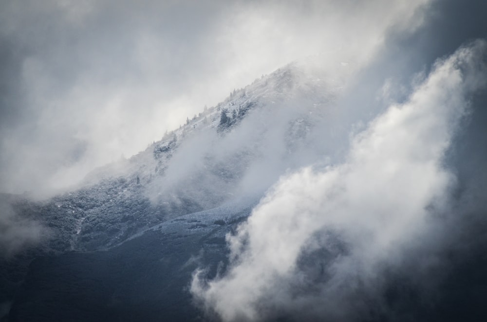 montanhas cercadas por nevoeiros durante o dia